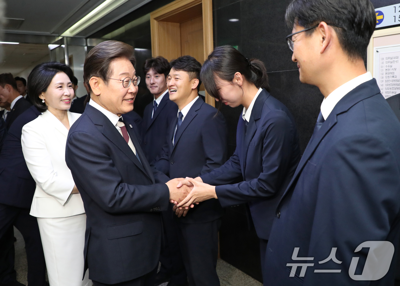 (서울=뉴스1) 국회사진기자단 = 이재명 대통령이 4일 서울 여의도 국회 본청 로텐더홀에서 제21대 대통령 취임 선서를 마친 뒤 방호과 직원들을 격려하고 있다. 2025.6.4/뉴 …