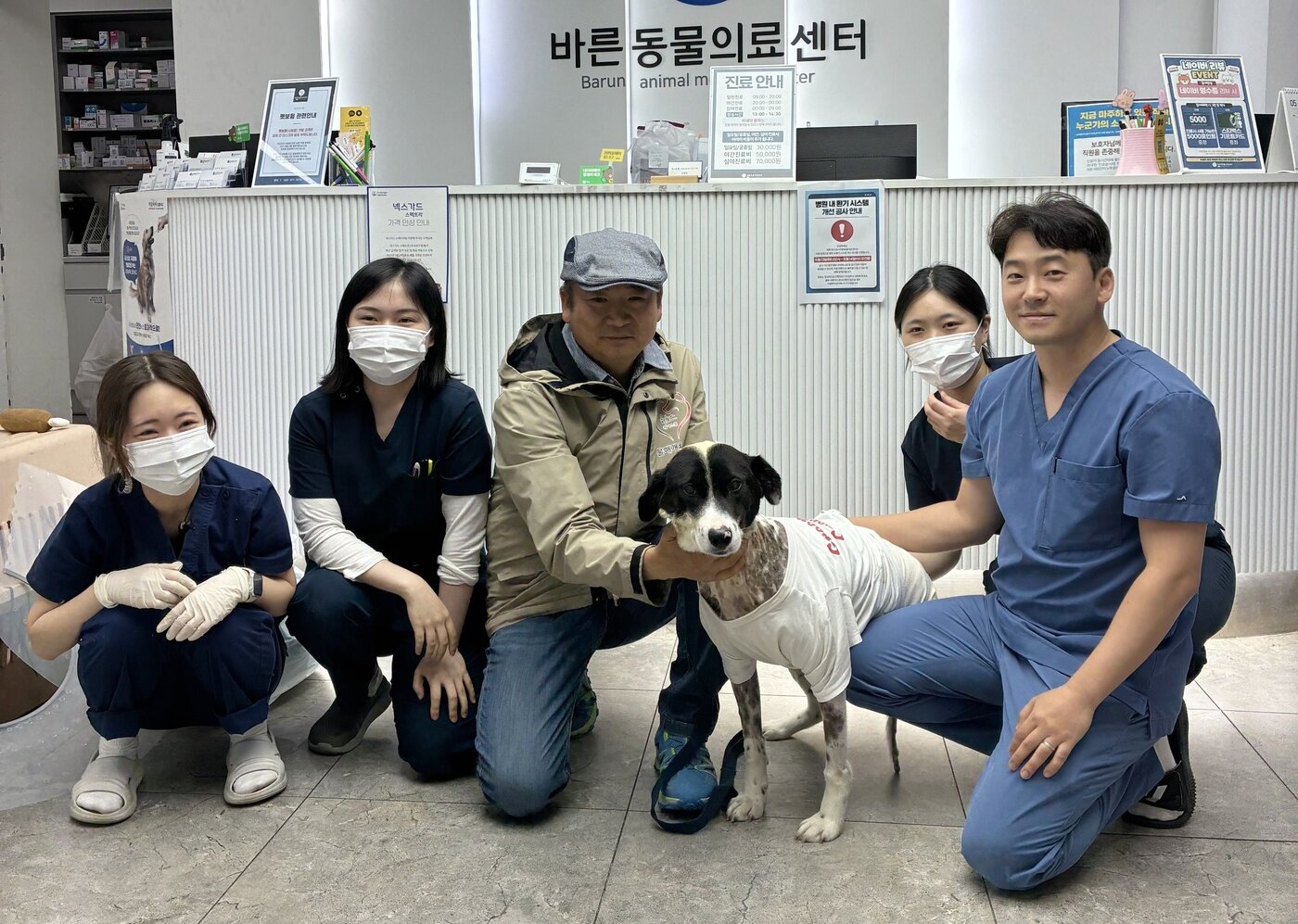 본문 이미지 - 대구 24시 바른동물의료센터 관계자들이 얼룩이의 퇴원을 축하하며 기념 사진을 찍고 있다&#40;바른동물의료센터 제공&#41;. ⓒ 뉴스1