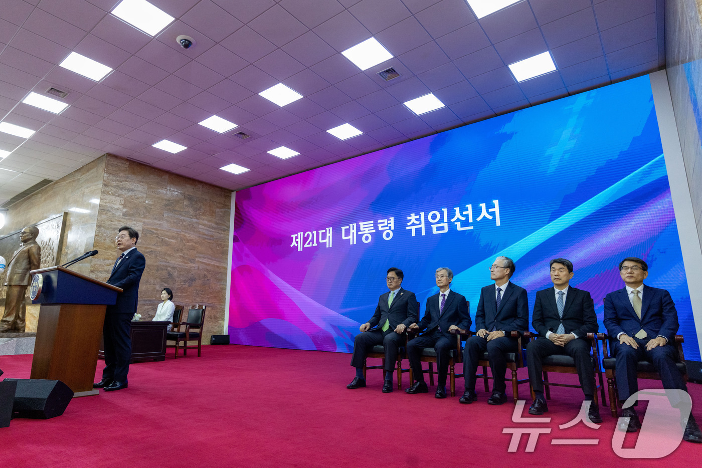 (서울=뉴스1) 국회사진기자단 = 이재명 대통령이 4일 서울 여의도 국회 본청 로텐더홀에서 제21대 대통령 취임사를 발표하고 있다. 왼쪽부터 우원식 국회의장, 조희대 대법원장, 김 …