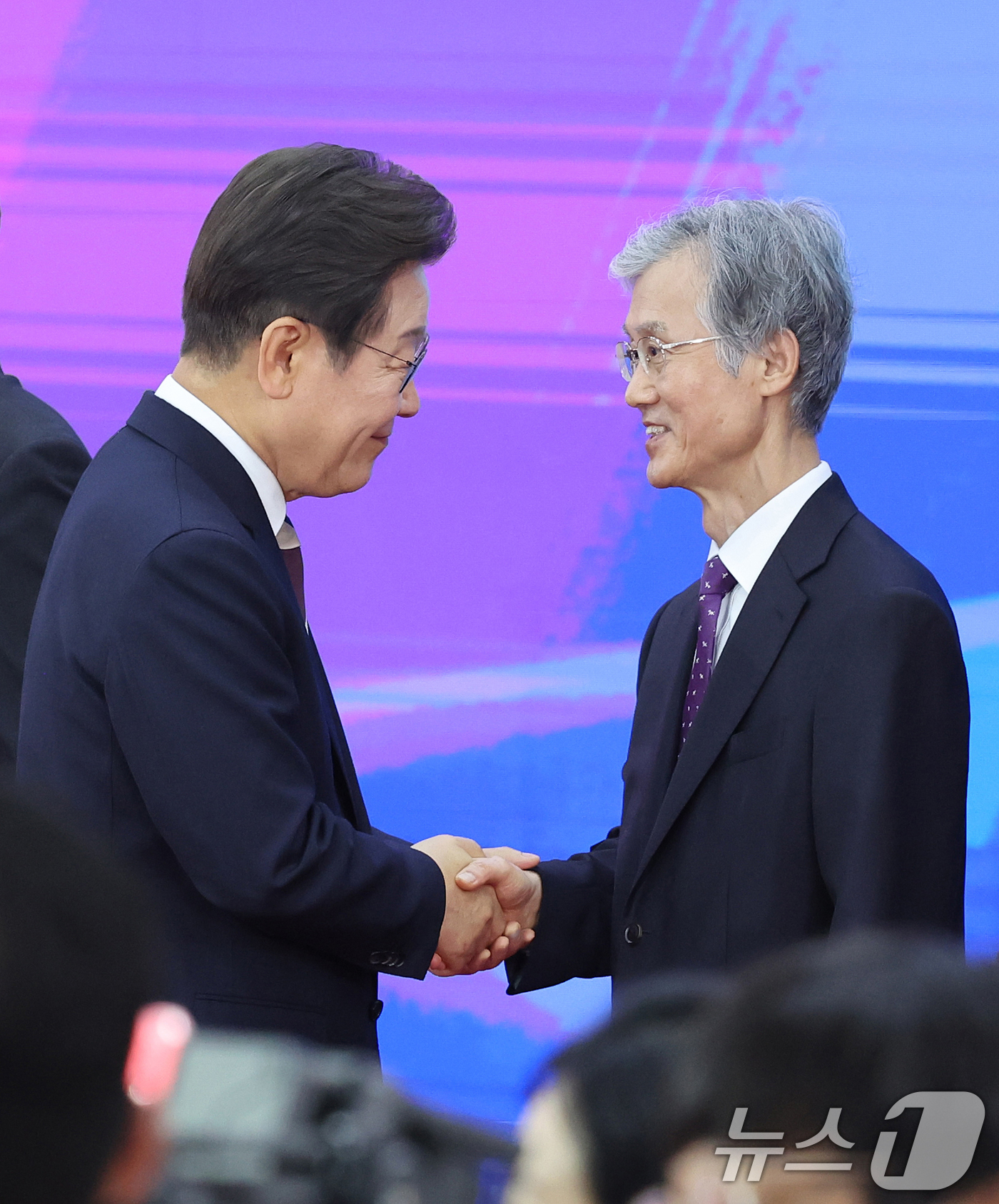 (서울=뉴스1) 국회사진기자단 = 이재명 대통령이 4일 서울 여의도 국회 본청 로텐더홀에서 제21대 대통령 취임 선서를 마친 뒤 조희대 대법원장과 인사를 나누고 있다. 2025.6 …