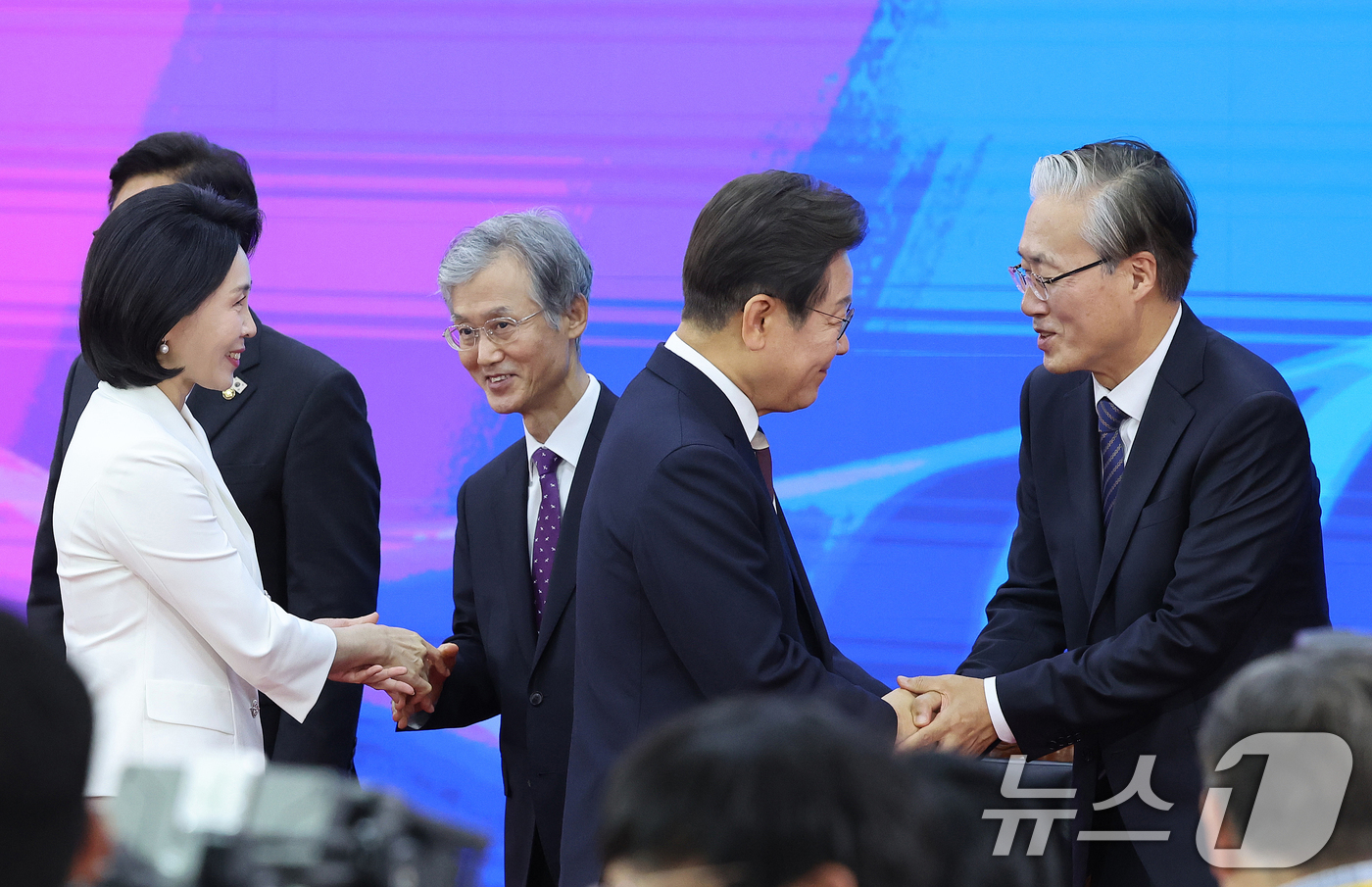 (서울=뉴스1) 국회사진기자단 = 이재명 대통령이 4일 서울 여의도 국회 본청 로텐더홀에서 제21대 대통령 취임 선서를 마친 뒤 김형두 헌법재판소장 권한대행과 인사하고 있다. 20 …