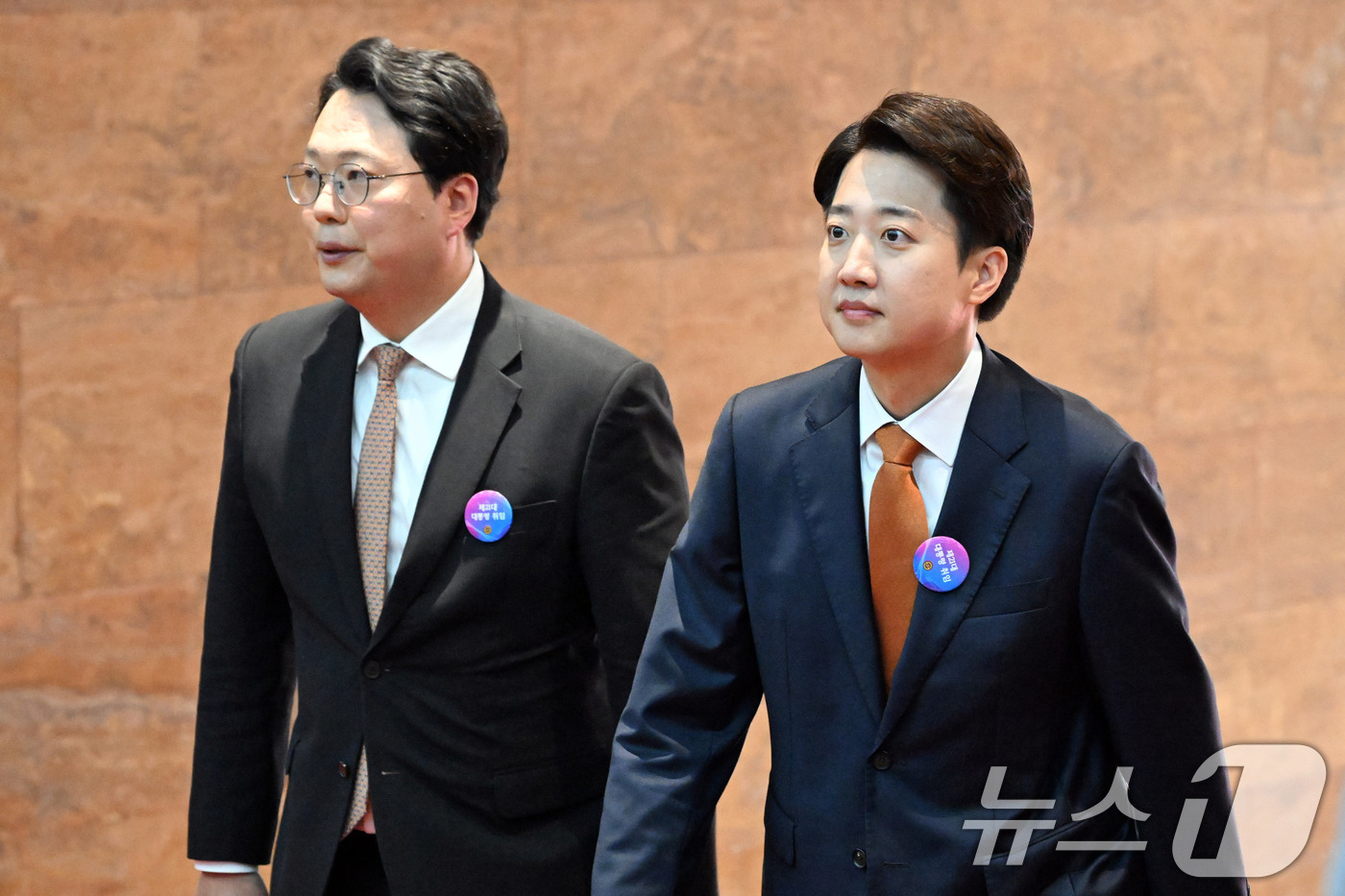 (서울=뉴스1) 국회사진기자단 = 이준석 개혁신당 의원과 천하람 원내대표가 4일 서울 여의도 국회에서 열린 제21대 대통령 취임선서에 참석하고 있다.  2025.6.4/뉴스1