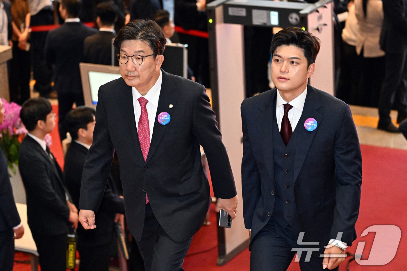 본문 이미지 - 김용태 국민의힘 비상대책위원장과 권성동 원내대표가 4일 서울 여의도 국회에서 열린 제21대 대통령 취임선서에 참석하고 있다. 2025.6.4/뉴스1 ⓒ News1 국회사진기자단