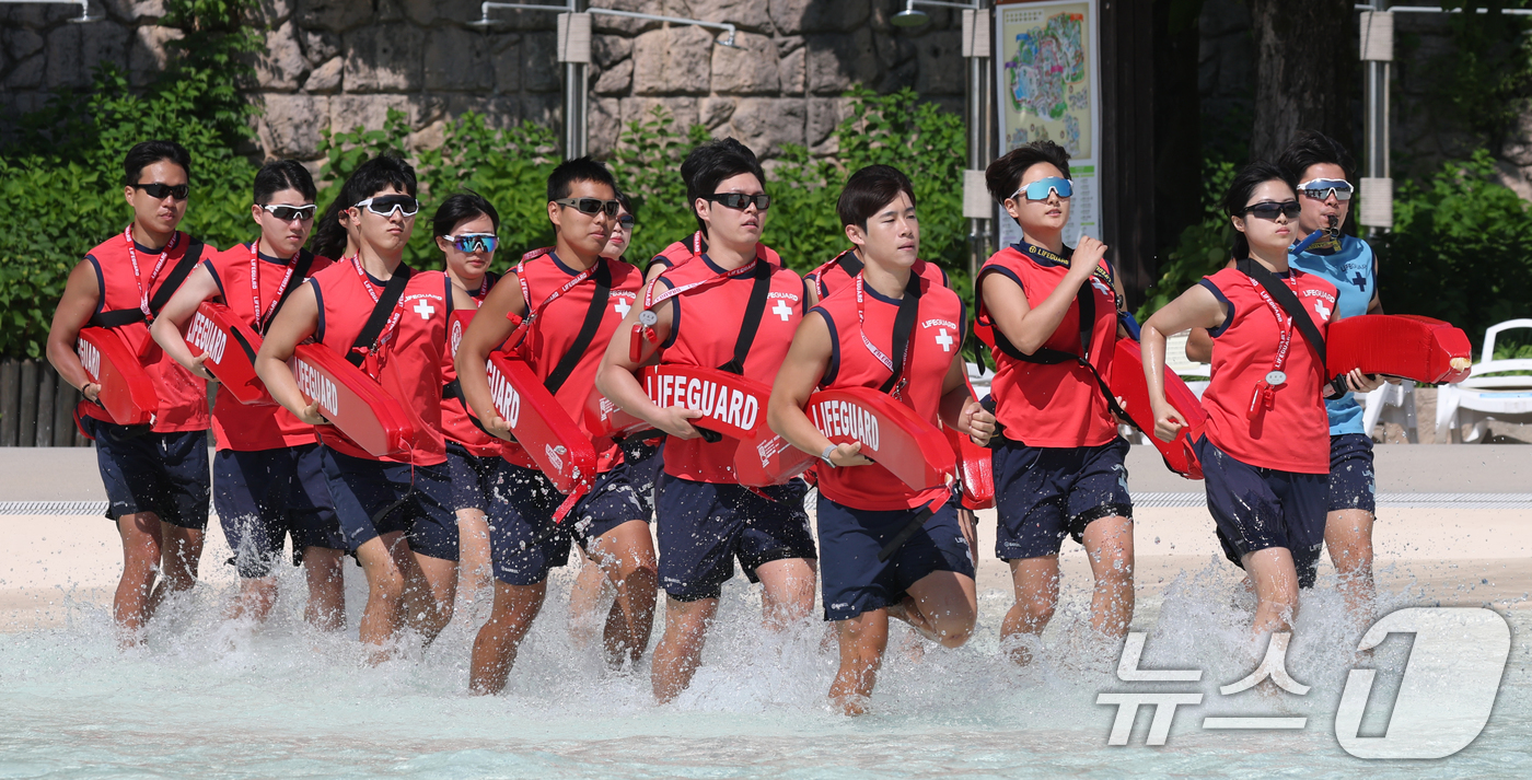 (용인=뉴스1) 김영운 기자 = 본격적인 물놀이철을 앞둔 4일 경기 용인시 처인구 캐리비안 베이에서 라이프가드들이 수상 인명구조 훈련을 하고 있다. 2025.6.4/뉴스1