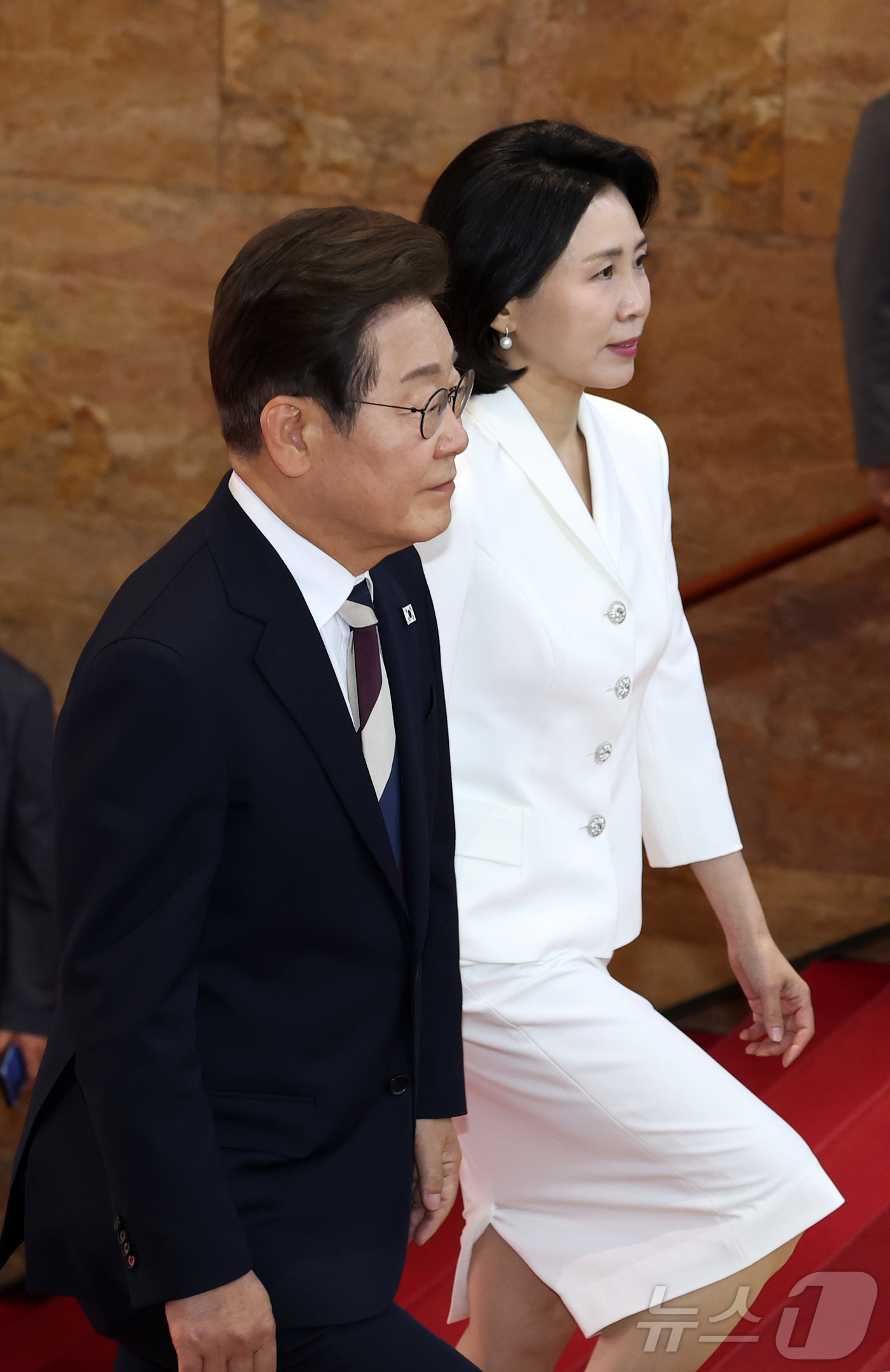 (서울=뉴스1) 국회사진기자단 = 이재명 대통령과 부인 김혜경 여사가 4일 서울 여의도 국회 본청 로텐더홀에서 열린 제21대 대통령 취임선서에 참석하고 있다. 2025.6.4/뉴스 …