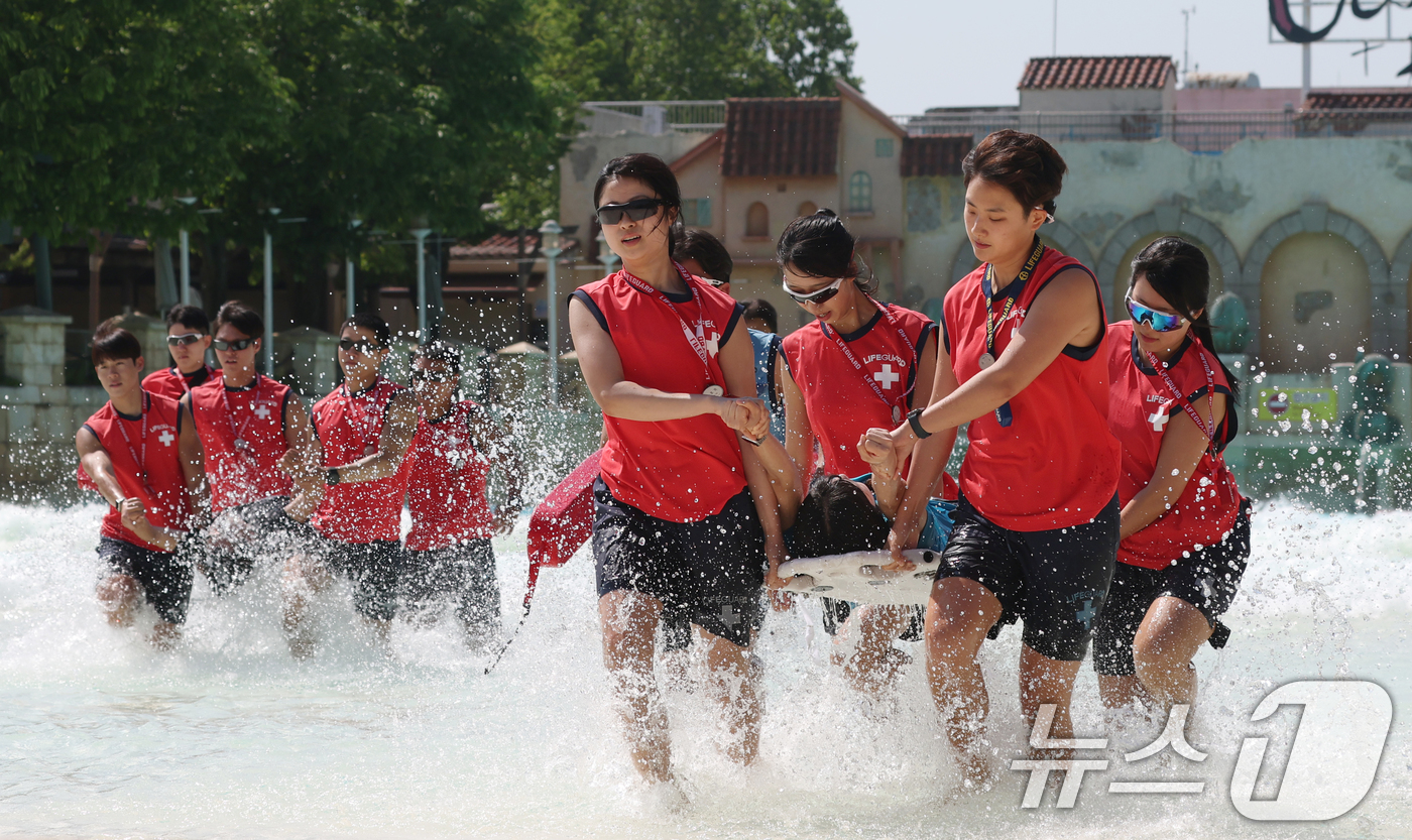 (용인=뉴스1) 김영운 기자 = 본격적인 물놀이철을 앞둔 4일 경기 용인시 처인구 캐리비안 베이에서 라이프가드들이 수상 인명구조 훈련을 하고 있다. 2025.6.4/뉴스1
