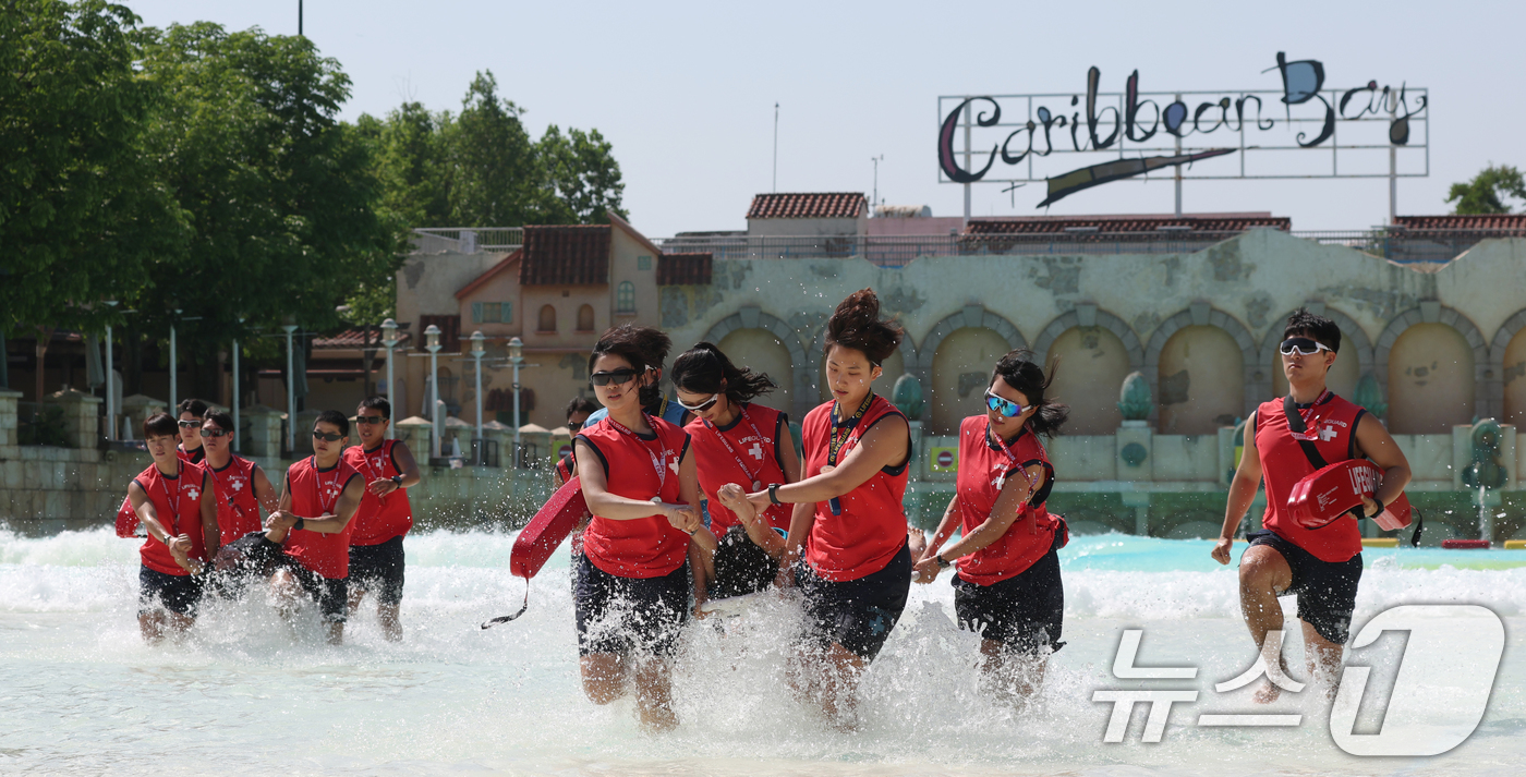 (용인=뉴스1) 김영운 기자 = 본격적인 물놀이철을 앞둔 4일 경기 용인시 처인구 캐리비안 베이에서 라이프가드들이 수상 인명구조 훈련을 하고 있다. 2025.6.4/뉴스1