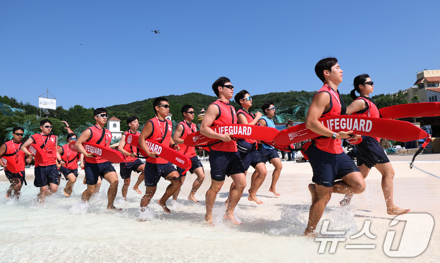 (용인=뉴스1) 김영운 기자 = 본격적인 물놀이철을 앞둔 4일 경기 용인시 처인구 캐리비안 베이에서 라이프가드들이 수상 인명구조 훈련을 하고 있다. 2025.6.4/뉴스1
