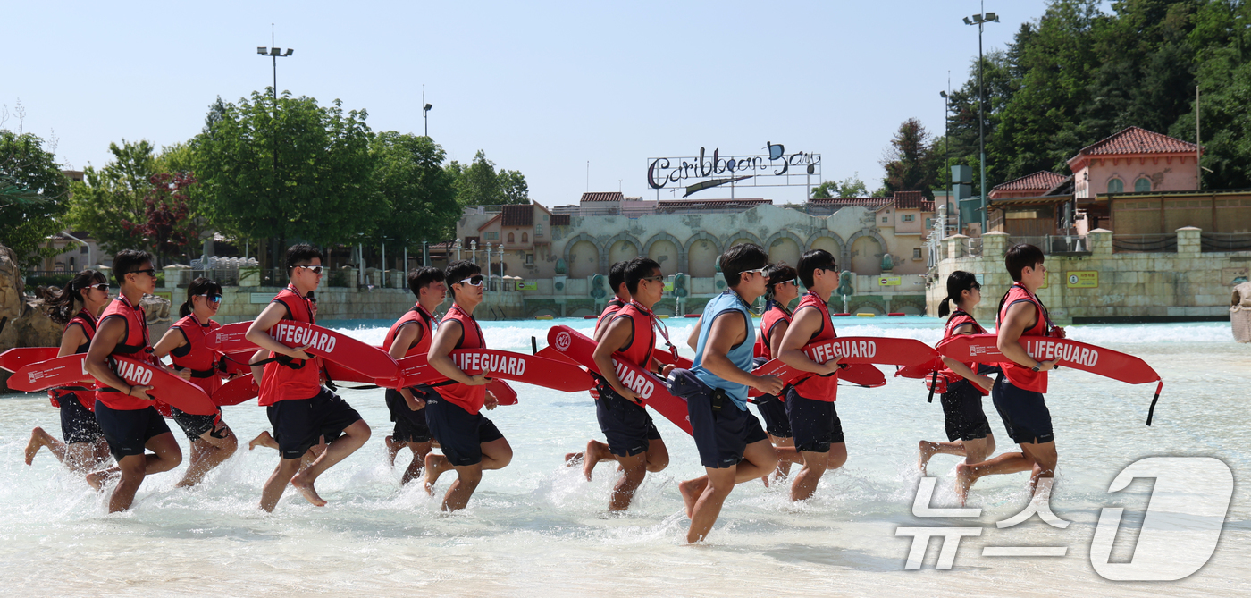 (용인=뉴스1) 김영운 기자 = 본격적인 물놀이철을 앞둔 4일 경기 용인시 처인구 캐리비안 베이에서 라이프가드들이 수상 인명구조 훈련을 하고 있다. 2025.6.4/뉴스1