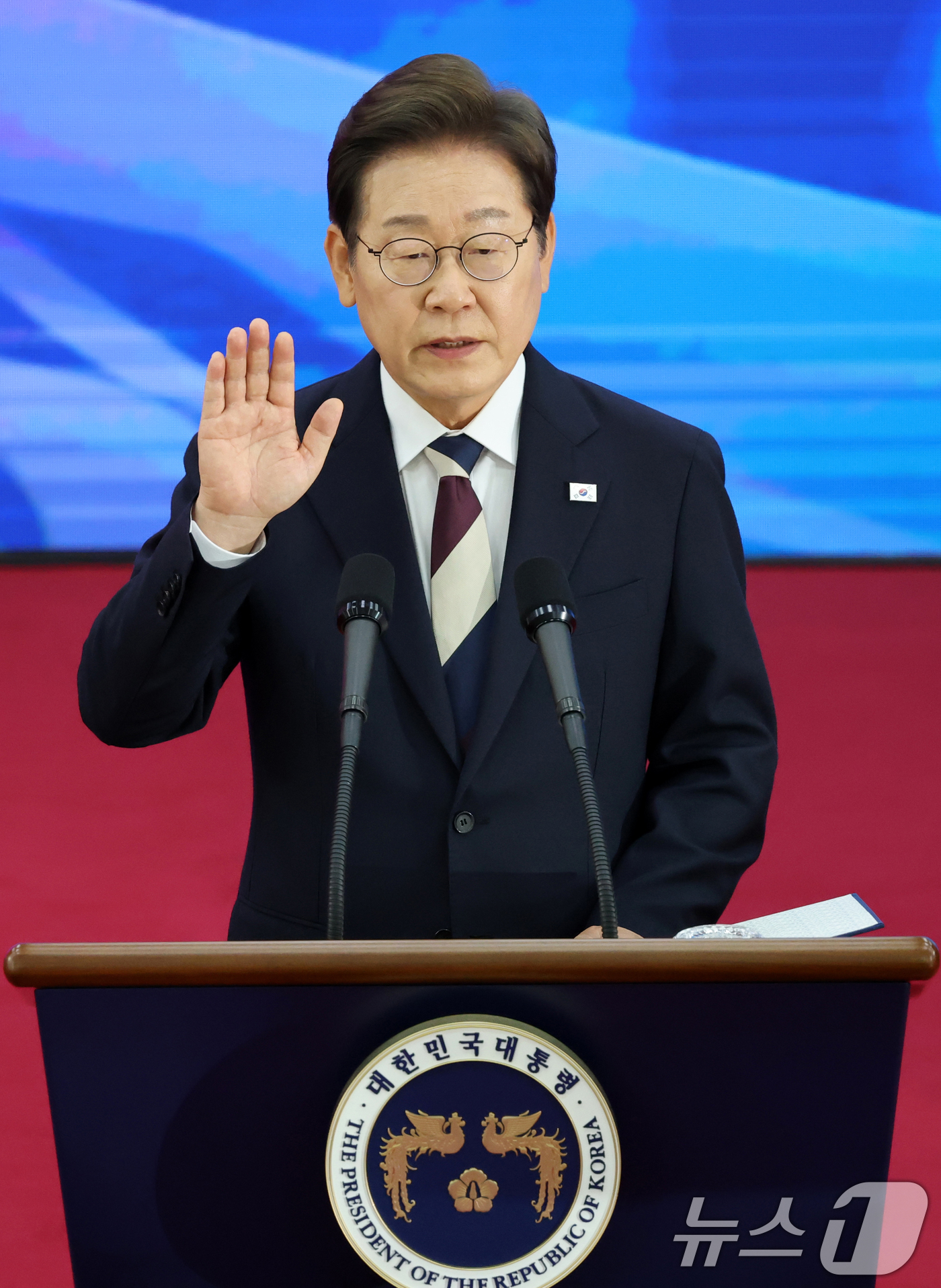 (서울=뉴스1) 국회사진기자단 = 이재명 대통령이 4일 서울 여의도 국회 본청 로텐더홀에서 제21대 대통령 취임 선서를 하고 있다. 2025.6.4/뉴스1