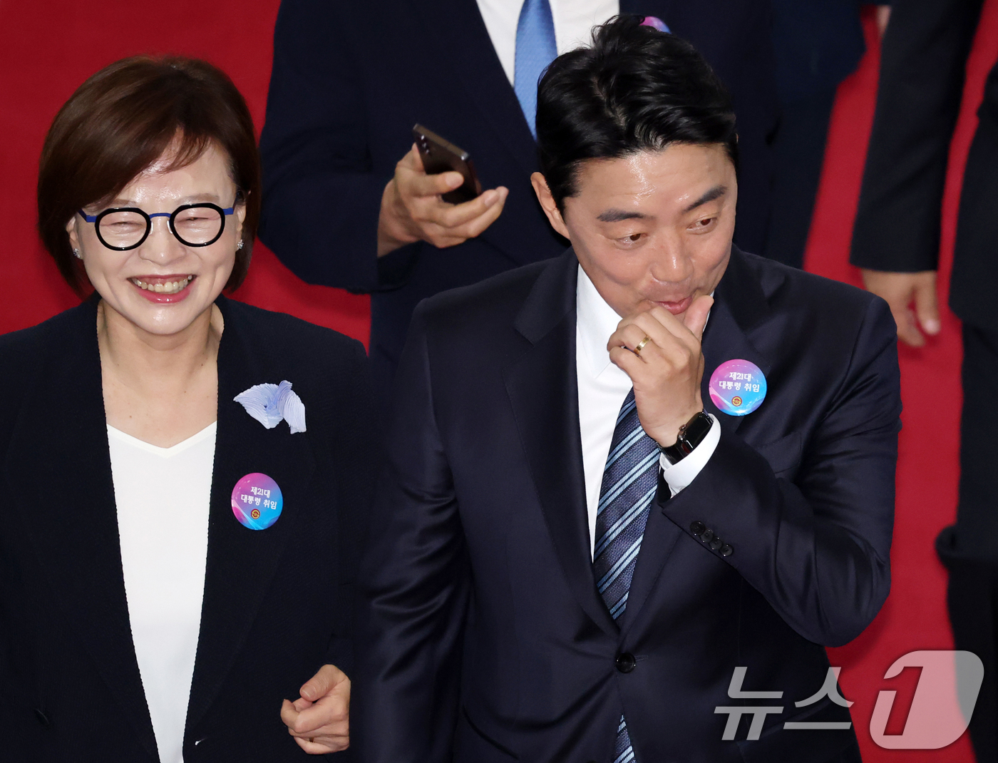 (서울=뉴스1) 국회사진기자단 = 대통령 비서실장에 내정된 강훈식 더불어민주당 의원(오른쪽)이 4일 서울 여의도 국회에서 제21대 이재명 대통령 취임선서를 듣기 위해 진선미 의원과 …