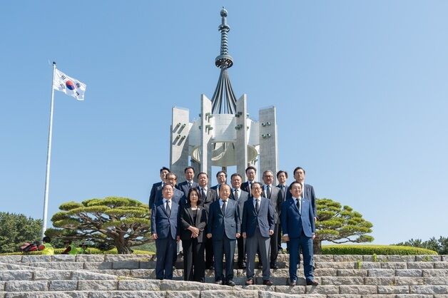 부산지역 상공인, 현충일 앞두고 중앙공원 충혼탑 참배