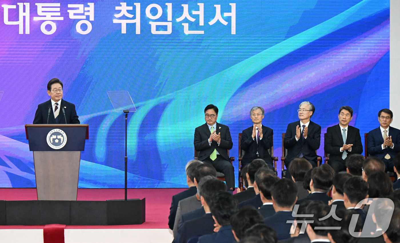 (서울=뉴스1) 국회사진기자단 = 우원식 국회의장(왼쪽부터), 조희대 대법원장, 김형두 헌법재판소장 권한대행, 이주호 국무총리 권한대행, 노태악 중앙선거관리위원장이 4일 서울 여의 …