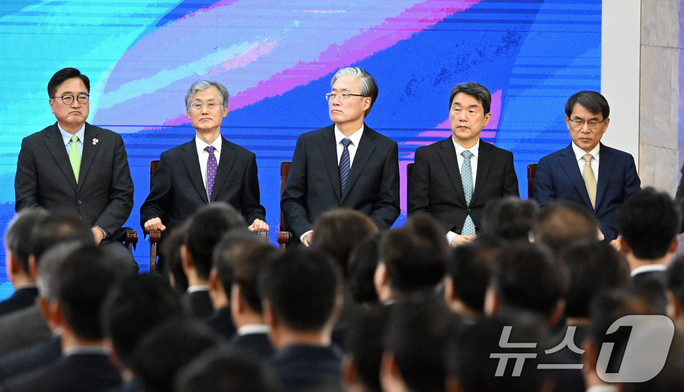 (서울=뉴스1) 국회사진기자단 = 우원식 국회의장(왼쪽부터), 조희대 대법원장, 김형두 헌법재판소장 권한대행, 이주호 국무총리 권한대행, 노태악 중앙선거관리위원장이 4일 서울 여의 …