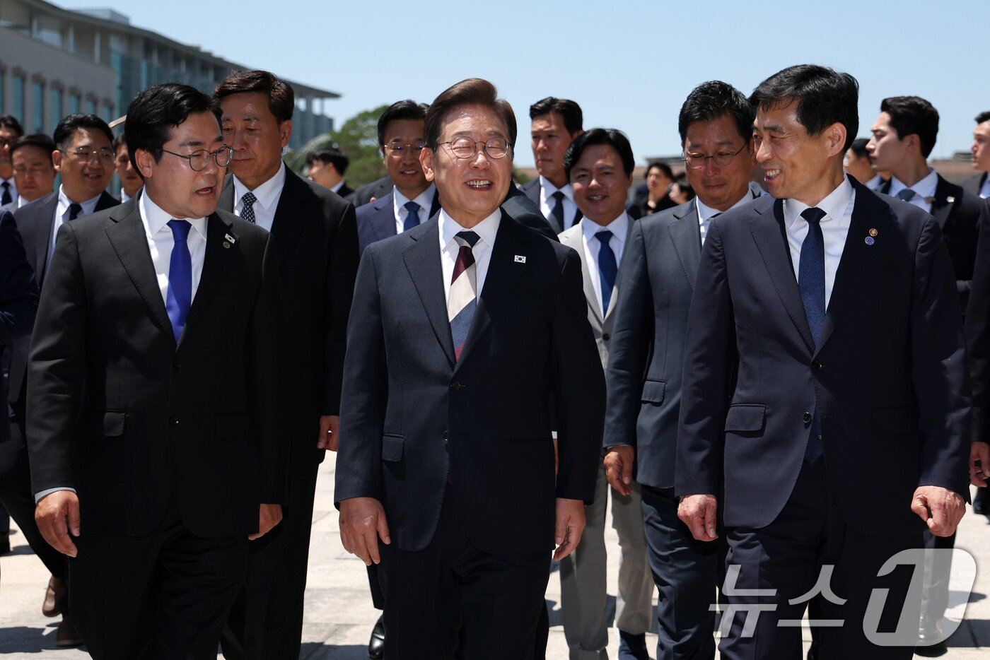 본문 이미지 - 이재명 대통령이 4일 서울 여의도 국회 로텐더홀에서 취임 선서를 마친 뒤 우원식 국회의장 및 여야 6당 대표와 오찬을 위해 사랑재로 이동하며 박찬대&#40;왼쪽&#41; 더불어민주당 대표 직무대행과 김민기 국회 사무총장과 대화하고 있다. 2025.6.4/뉴스1 ⓒ News1 국회사진기자단