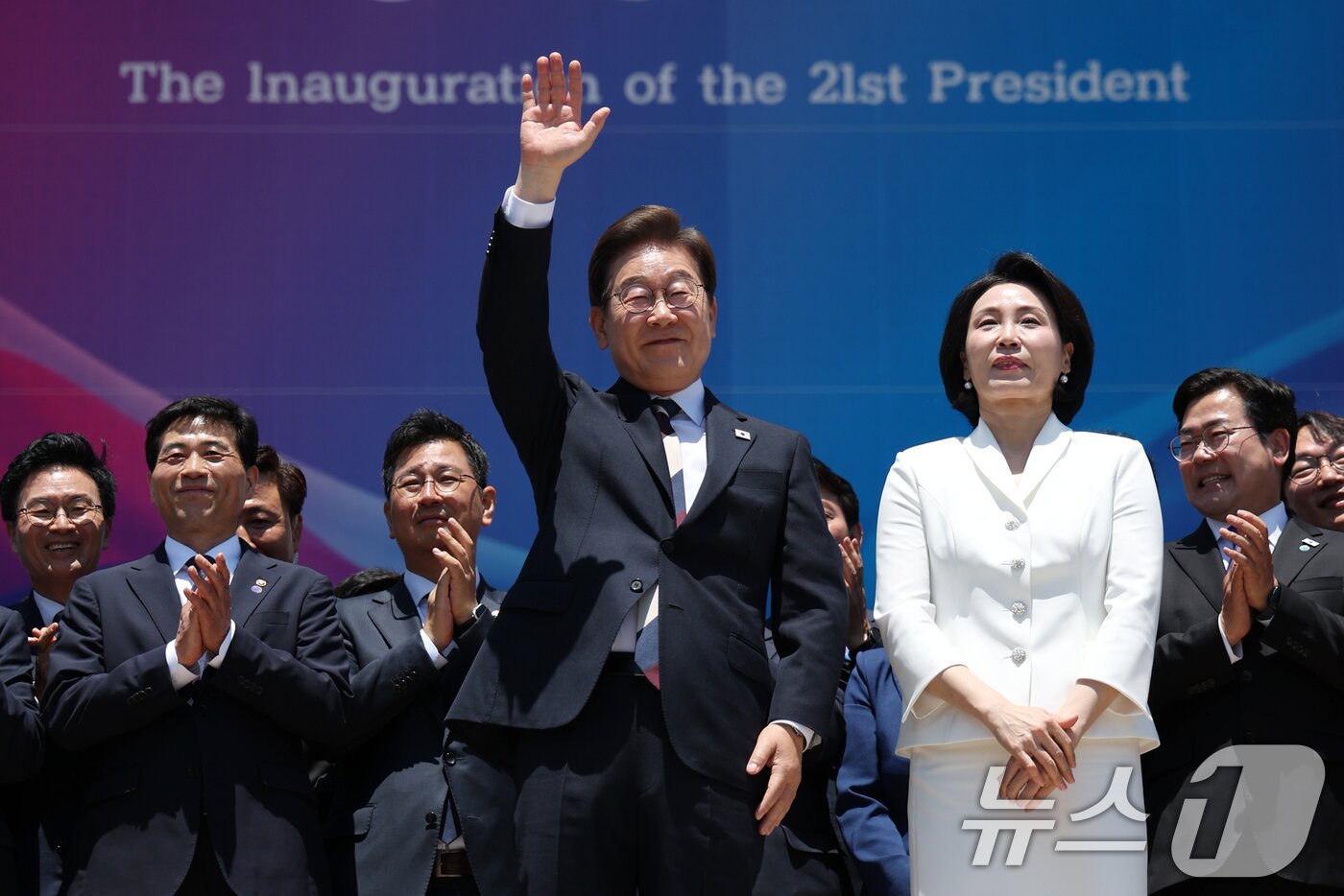 본문 이미지 - 이재명 대통령과 김혜경 여사가 4일 오전 서울 여의도 국회 로텐더홀에서 취임 선서를 마치고 나와 잔디광장에 모인 시민들을 향해 인사하고 있다. 2025.6.4/뉴스1 ⓒ News1 국회사진기자단