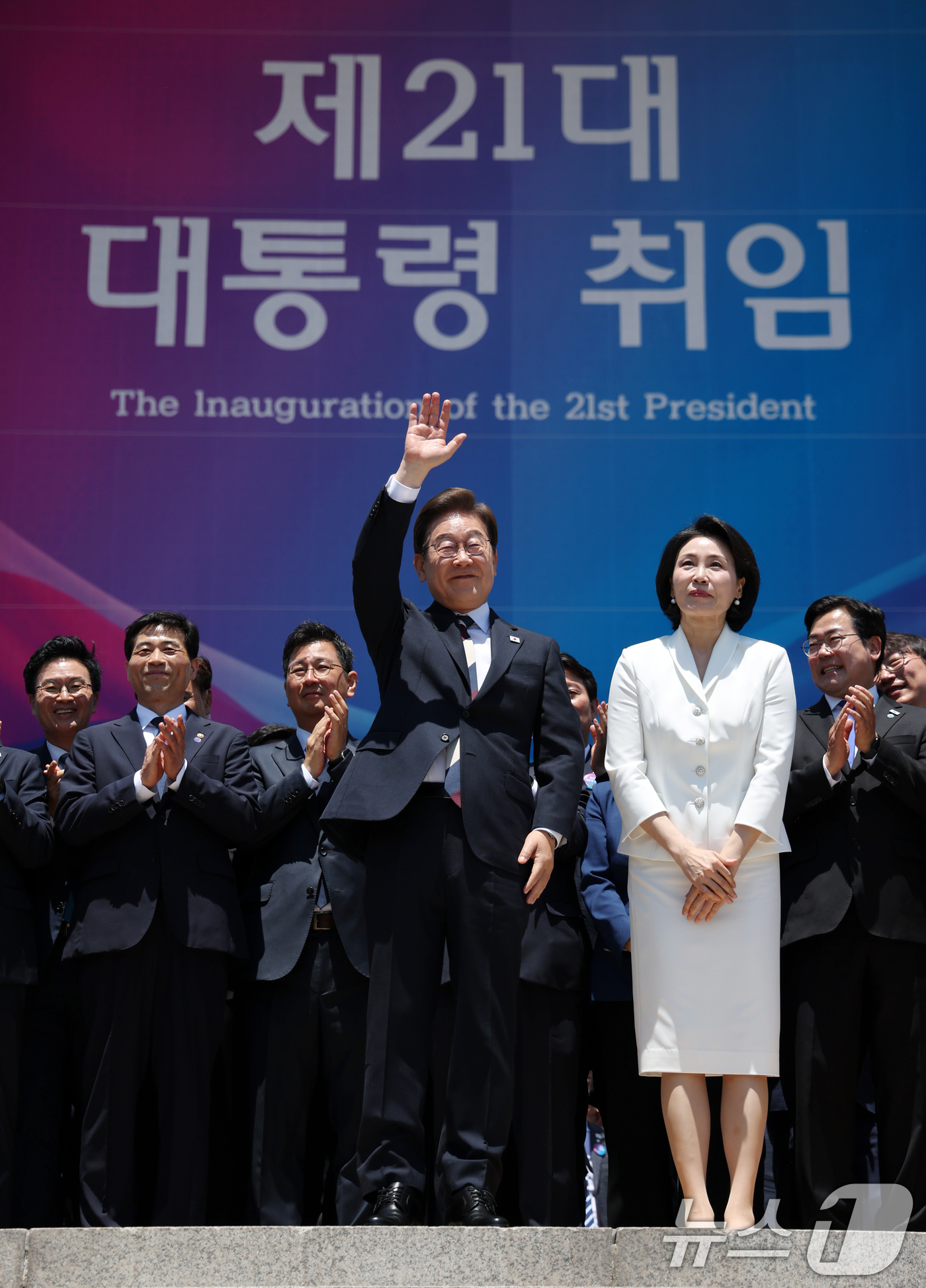 (서울=뉴스1) 국회사진기자단 = 이재명 대통령과 김혜경 여사가 4일 오전 서울 여의도 국회 로텐더홀에서 취임 선서를 마치고 나와 잔디광장에 모인 시민들을 향해 인사하고 있다. 2 …