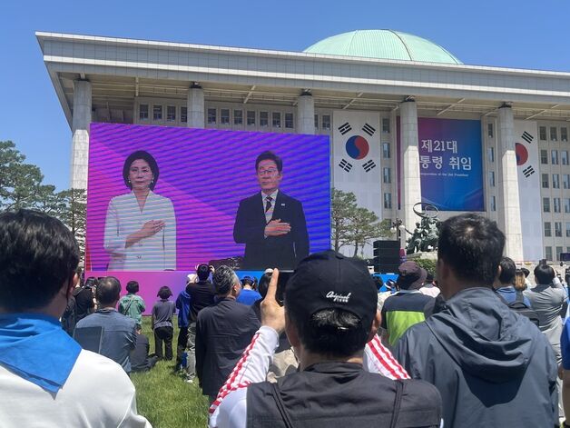 "사회 통합하고 잘사는 나라 만들어주길"…李 취임식 본 시민들 환호