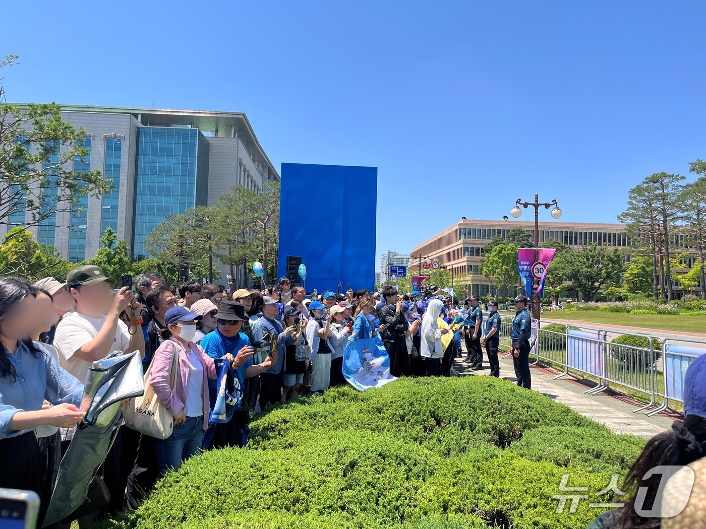 본문 이미지 - 취임식 행사가 끝난 후 국회 본관 앞에서 이재명 대통령 모습을 보기 위해 기다리는 시민들 / 뉴스1 김종훈 기자