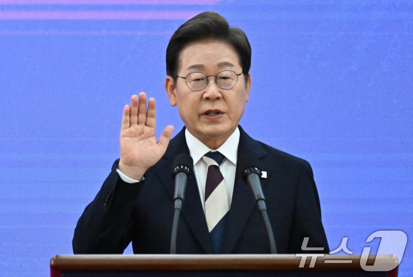 본문 이미지 - 이재명 대통령이 4일 오전 서울 여의도 국회에서 제21대 대통령 취임선서를 하고 있다. 2025.6.4/뉴스1 ⓒ News1 국회사진기자단