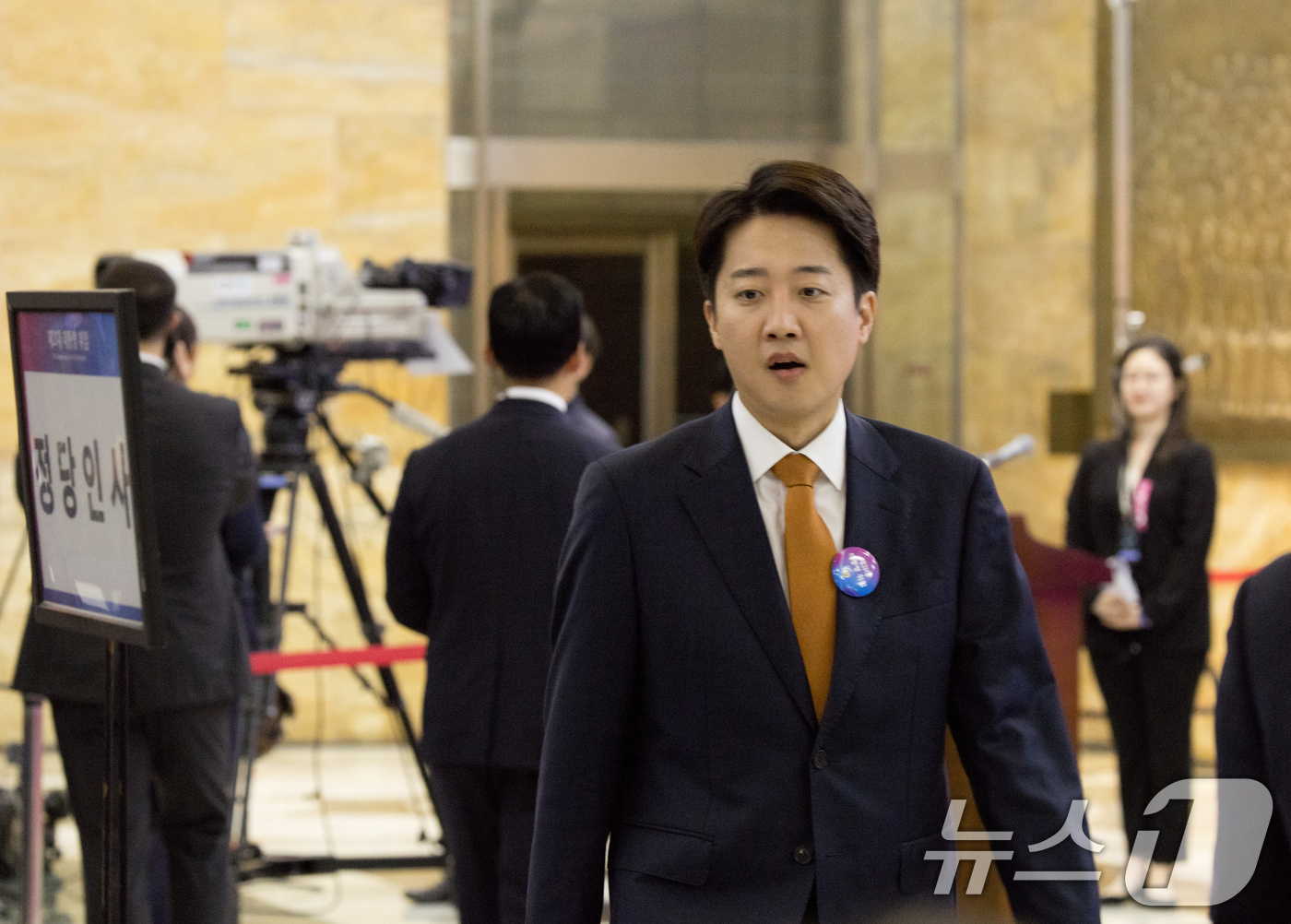 (서울=뉴스1) 국회사진기자단 = 이준석 개혁신당 의원이 4일 서울 여의도 국회 본청 로텐더홀에서 열린 제21대 대통령 취임 선서에 입장하고 있다. 2025.6.4/뉴스1