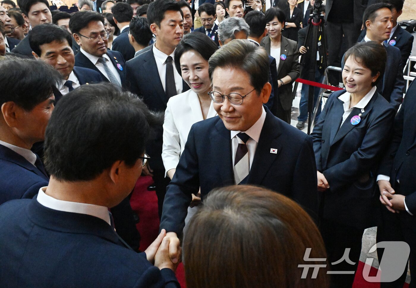 본문 이미지 - 이재명 대통령이 4일 서울 여의도 국회에서 제21대 대통령 취임선서를 마친 뒤 더불어민주당 의원들과 악수하고 있다. 2025.6.4/뉴스1 ⓒ News1 국회사진기자단
