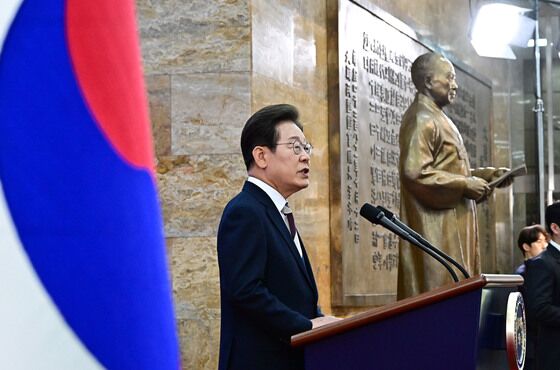 이 대통령, 현충일 행사 후 인근 재래시장 '깜짝 방문'…민생 진작 차원