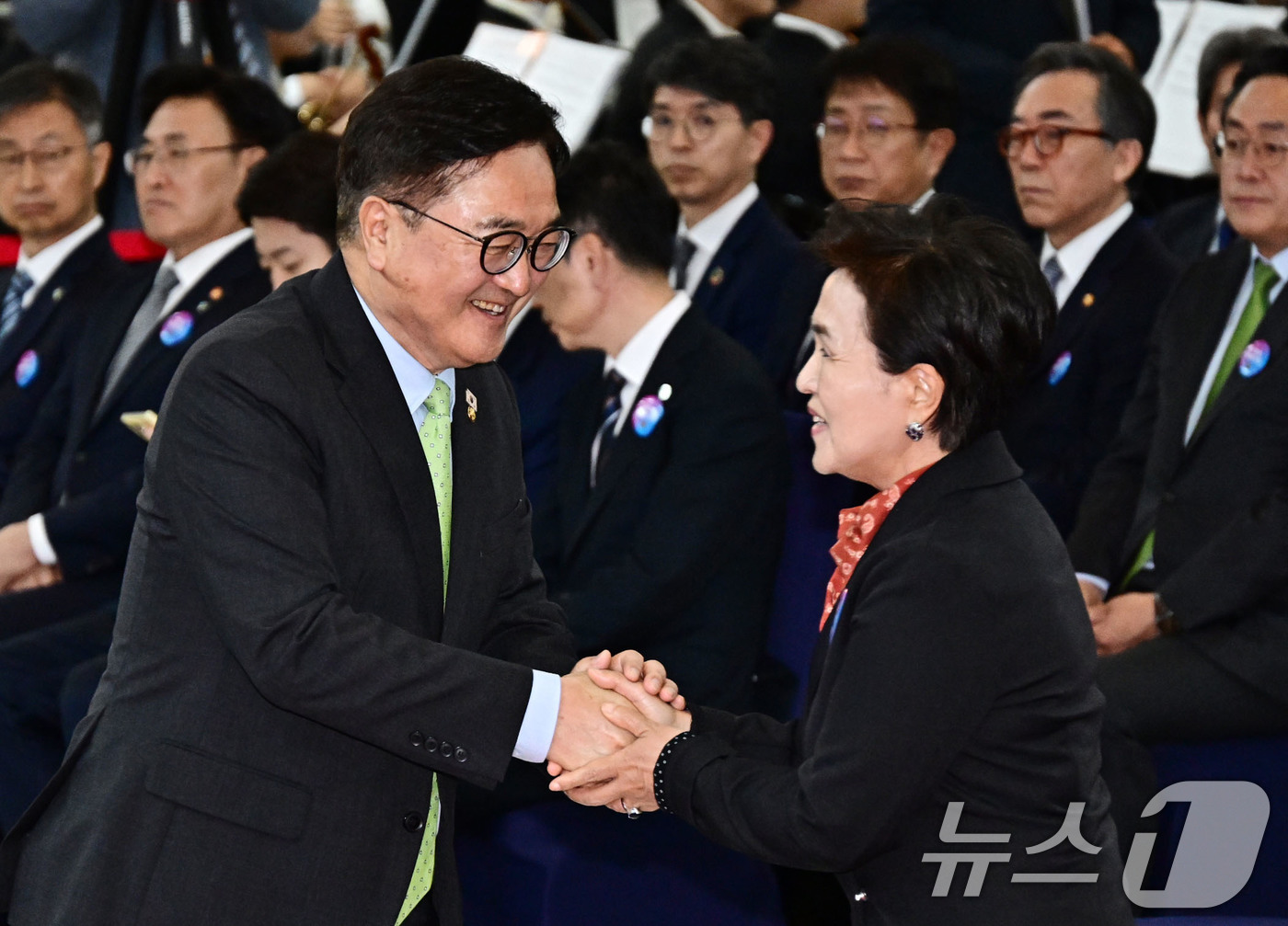 (서울=뉴스1) 국회사진기자단 = 우원식 국회의장(왼쪽)과 강금실 더불어민주당 공동선대위원장이 4일 오전 서울 여의도 국회 로텐더홀에서 열린 제21대 대통령 취임선서에 참석해 악수 …