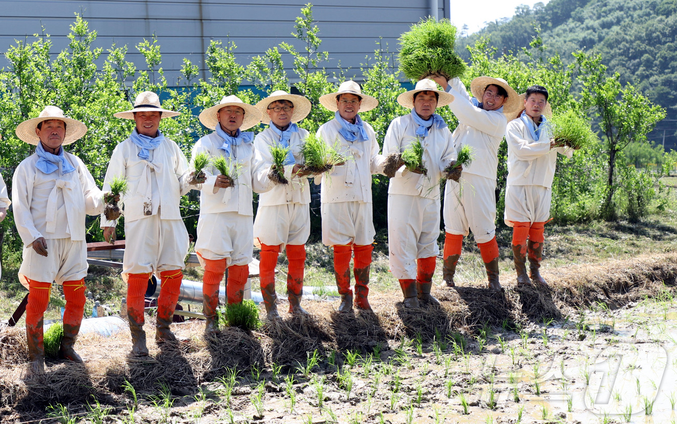 (청양=뉴스1) 이동원 기자 = 김돈곤 청양군수(오른쪽 네 번째)가 4일 화성면 화암리 물여울체험마을에서 점차 잊혀져 가는 ‘권농의 날’의 의미를 되새기고자 ‘풍년기원 권농일 손 …