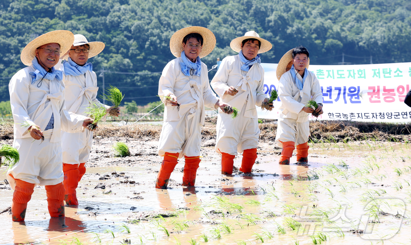 (청양=뉴스1) 이동원 기자 = 김돈곤 청양군수(오른쪽 세 번째)가 4일 화성면 화암리 물여울체험마을에서 점차 잊혀져 가는 ‘권농의 날’의 의미를 되새기고자 ‘풍년기원 권농일 손 …