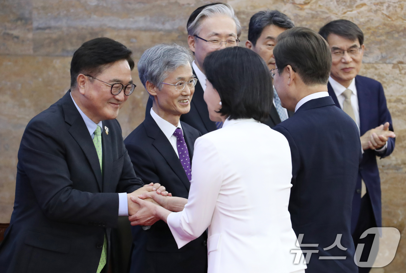 (서울=뉴스1) 국회사진기자단 = 이재명 대통령과 김혜경 여사가 4일 서울 여의도 국회 본청 로텐더홀에서 열린 제21대 대통령 취임 선서에 입장하며 우원식 국회의장(왼쪽부터), 조 …