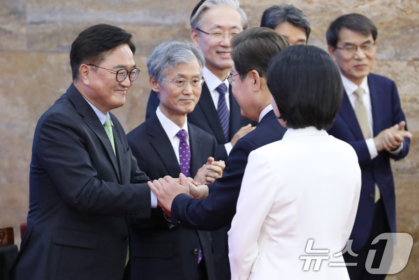 (서울=뉴스1) 국회사진기자단 = 이재명 대통령과 김혜경 여사가 4일 서울 여의도 국회 본청 로텐더홀에서 열린 제21대 대통령 취임 선서에 입장하며 우원식 국회의장(왼쪽부터), 조 …