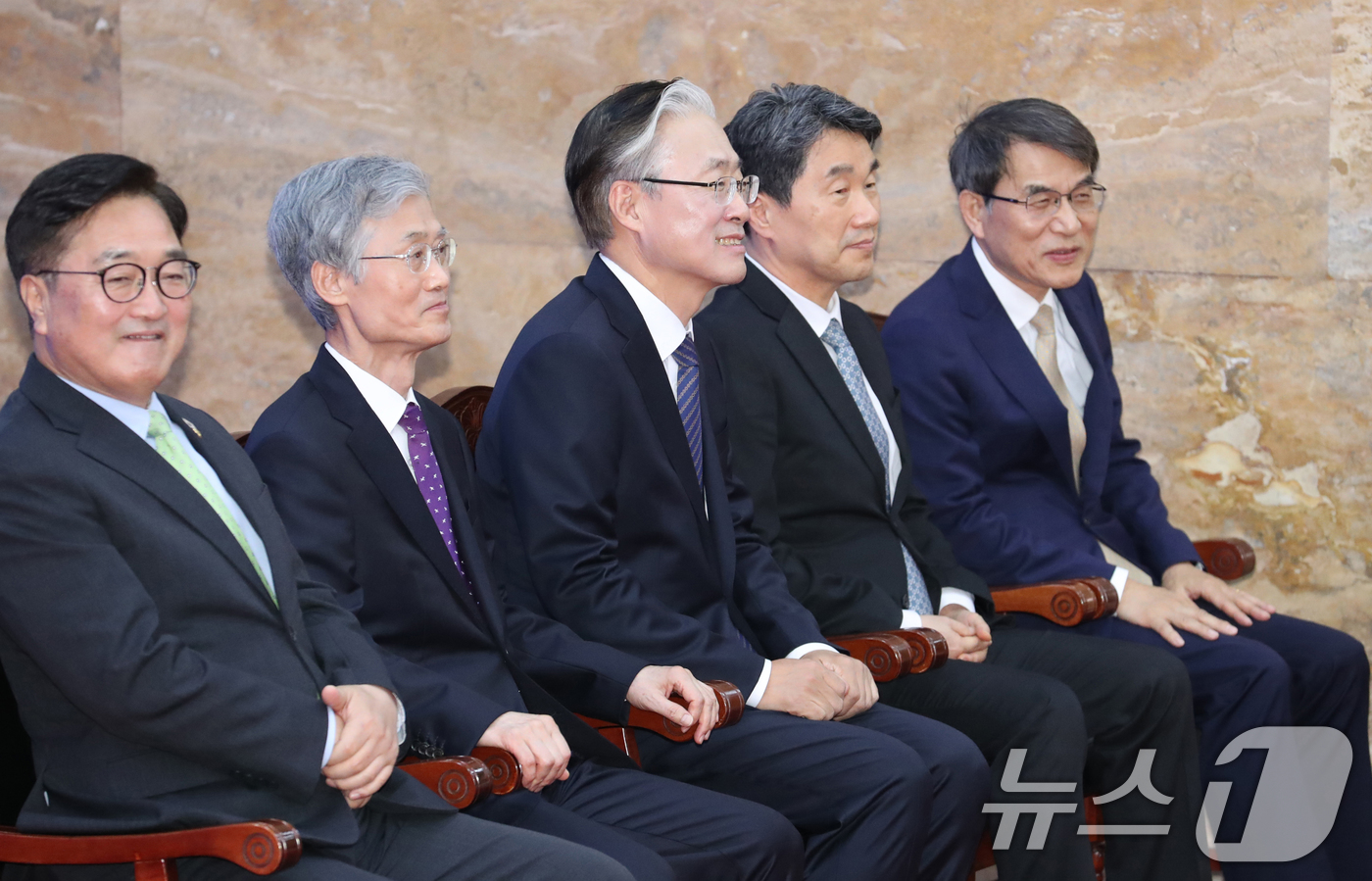 (서울=뉴스1) 국회사진기자단 = 우원식 국회의장(왼쪽부터), 조희대 대법원장, 김형두 헌법재판소장 직무대행, 이주호 국무총리 직무대행, 노태악 중앙선거관리위원장이 4일 서울 여의 …