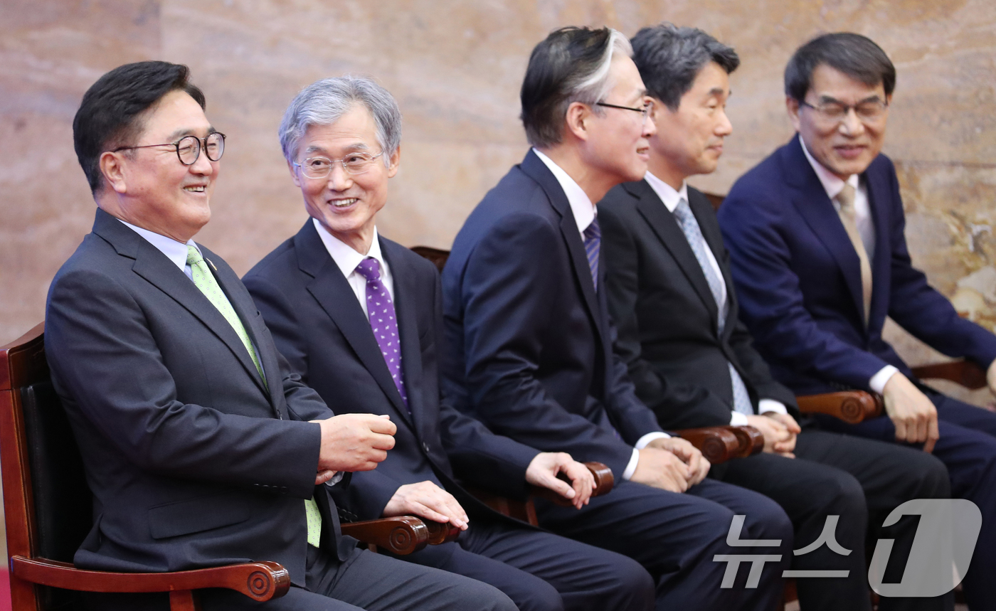 (서울=뉴스1) 국회사진기자단 = 우원식 국회의장(왼쪽), 조희대 대법원장이 4일 서울 여의도 국회 본청 로텐더홀에서 열린 제21대 대통령 취임 선서에 참석해 대화하고 있다. 20 …