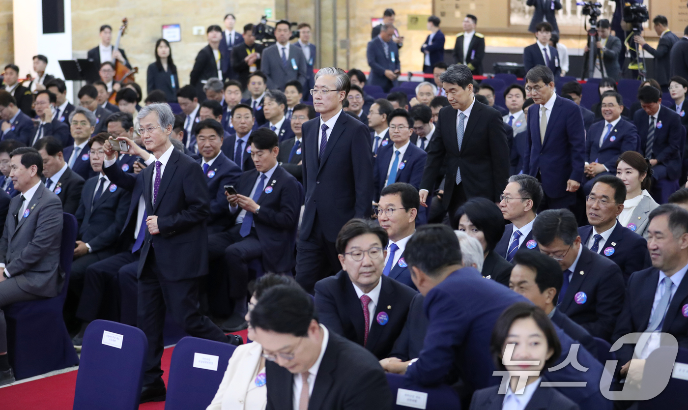 (서울=뉴스1) 국회사진기자단 = 4일 오전 서울 여의도 국회에서 열린 제21대 대통령 취임 선서에서 조희대 대법원장 등 5부 요인이 입장하고 있다. 2025.6.4/뉴스1