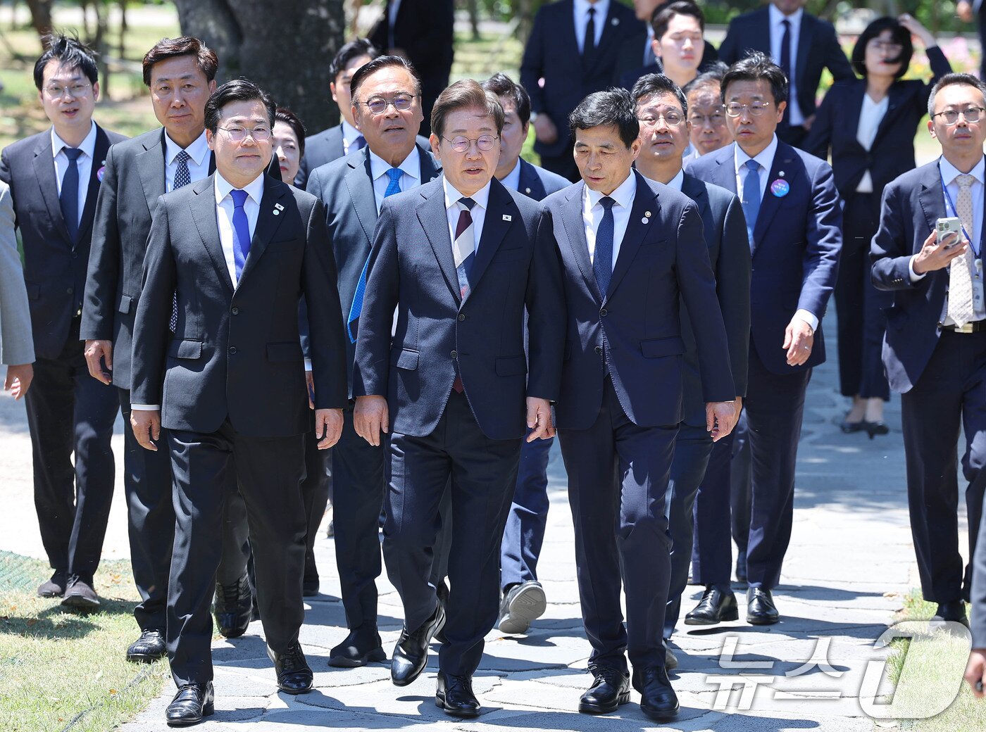 본문 이미지 - 이재명 대통령이 4일 오전 국회에서 우원식 국회의장 등 여야 대표들과 오찬을 하기 위해 사랑재로 이동하고 있다. 2025.6.4/뉴스1 ⓒ News1 국회사진기자단