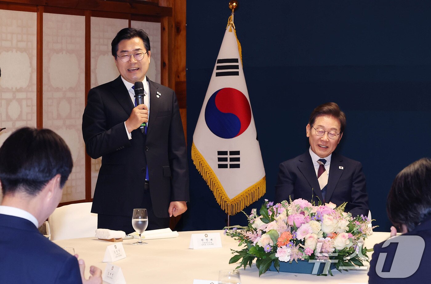 본문 이미지 - 이재명 대통령이 4일 오전 국회 사랑재에서 열린 국회의장과 정당대표와의 오찬에 참석해 박찬대 더불어민주당 원내대표 겸 당 대표 직무대행의 인사말을 듣고 있다. 2025.6.4/뉴스1 ⓒ News1 국회사진기자단