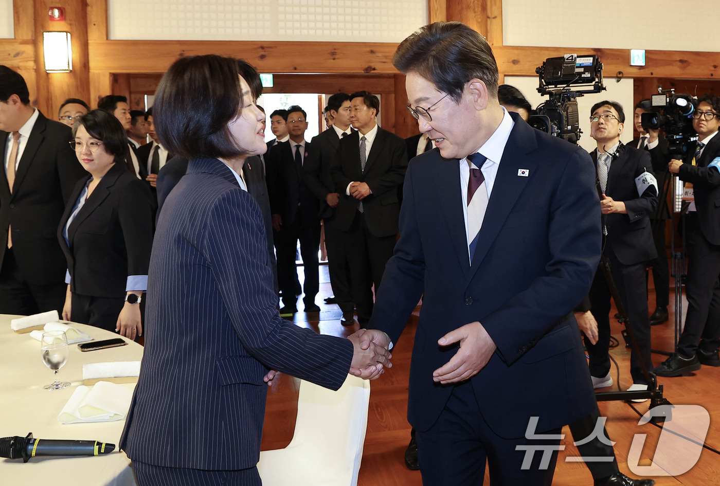 (서울=뉴스1) 국회사진기자단 = 이재명 대통령이 4일 서울 여의도 국회 사랑재에서 국회의장과 정당대표와의 오찬에 참석해 김재연 진보당 상임대표와 인사하고 있다. 2025.6.4/ …