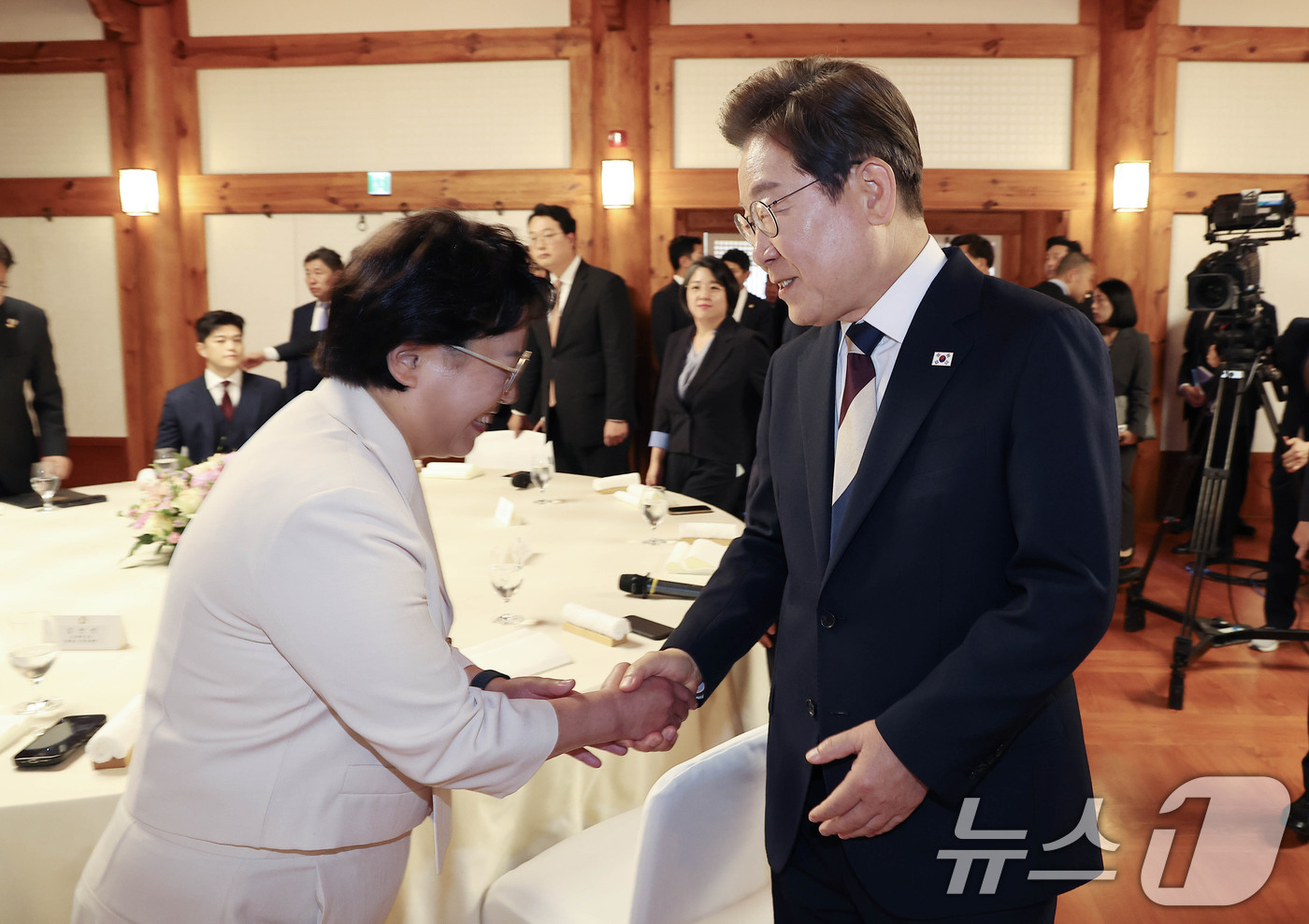 (서울=뉴스1) 국회사진기자단 = 이재명 대통령이 4일 서울 여의도 국회 사랑재에서 가진 국회의장과 정당대표와의 오찬에 참석해 김선민 조국혁신당 대표 권한대행과 인사하고 있다. 2 …