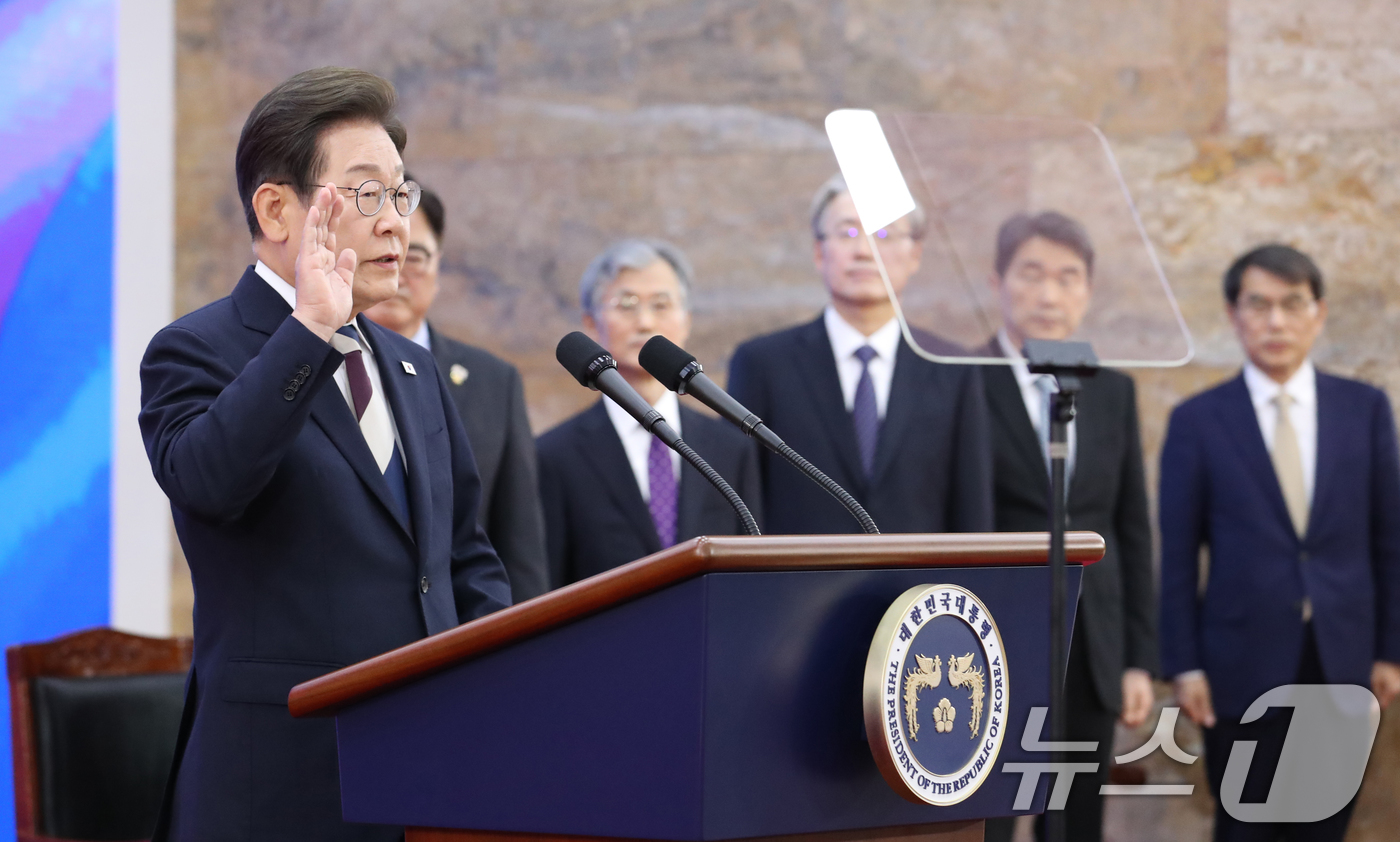 (서울=뉴스1) 국회사진기자단 = 이재명 대통령이 4일 오전 서울 여의도 국회에서 제21대 대통령 취임 선서를 하고 있다. 2025.6.4/뉴스1