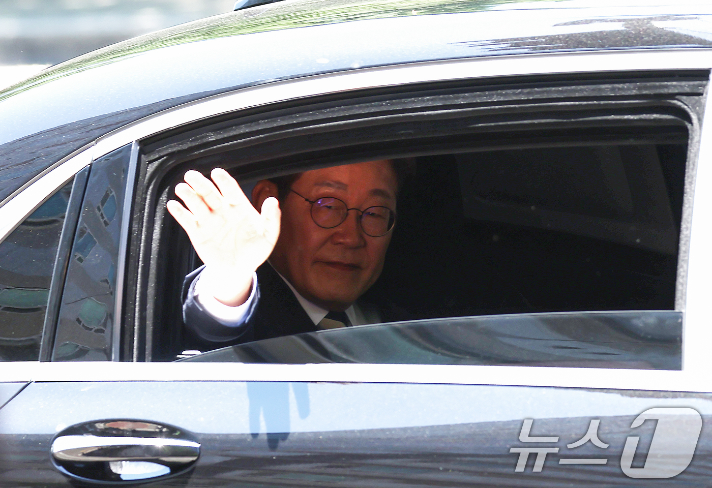 (서울=뉴스1) 김민지 기자 = 이재명 대통령이 4일 서울 여의도 국회에서 제21대 대통령 취임 선서를 마친 후 대통령실로 향하며 시민들에게 손 인사를 하고 있다. 2025.6.4 …