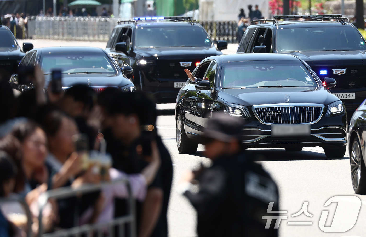 (서울=뉴스1) 김민지 기자 = 이재명 대통령이 4일 서울 여의도 국회에서 제21대 대통령 취임 선서를 마친 후 대통령실로 향하며 차량 안에서 시민들에게 손 인사를 하고 있다. 2 …