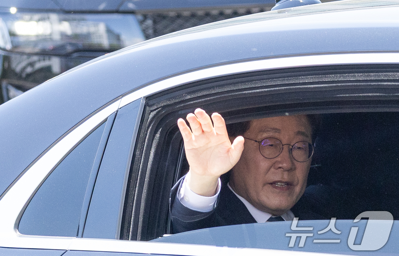 (서울=뉴스1) 이재명 기자 = 이재명 대통령이 4일 서울 여의도 국회 본청 로텐더홀에서 제21대 대통령 취임 선서를 마친 뒤 대통령실로 향하는 도중 시민들에게 인사하고 있다. 2 …