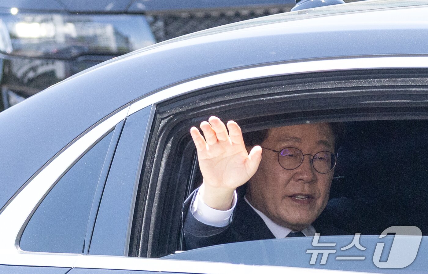 본문 이미지 - 이재명 대통령이 4일 서울 여의도 국회 본청 로텐더홀에서 제21대 대통령 취임 선서를 마친 뒤 대통령실로 향하는 도중 시민들에게 인사하고 있다. 2025.6.4/뉴스1 ⓒ News1 이재명 기자