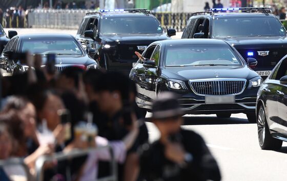 "이재명 대통령님 환영합니다"…첫 대통령실 출근에 환호성