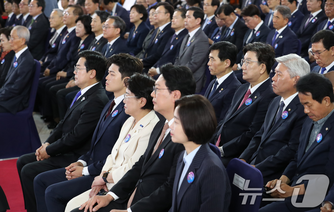 (서울=뉴스1) 국회사진기자단 = 박찬대 더불어민주당 대표 직무대행 겸 원내대표, 김용태 국민의힘 비상대책위원장 등 여야 대표 등 참석자들이 4일 오전 서울 여의도 국회에서 열린 …