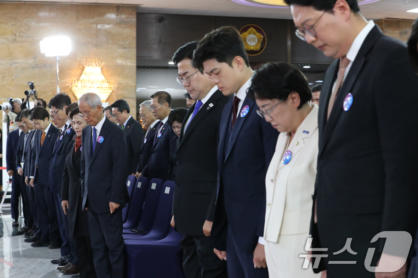 (서울=뉴스1) 국회사진기자단 = 박찬대 더불어민주당 대표 직무대행 겸 원내대표, 김용태 국민의힘 비상대책위원장 등 여야 대표가 4일 오전 서울 여의도 국회에서 열린 제21대 대통 …