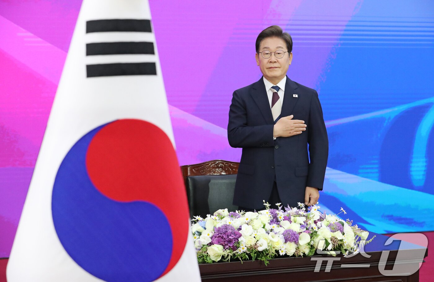 본문 이미지 - 이재명 대통령ㅇ; 4일 서울 여의도 국회 본청 로텐더홀에서 열린 제21대 대통령 취임 선서에서 국민의례를 하고 있다. 2025.6.4/뉴스1 ⓒ News1 국회사진기자단