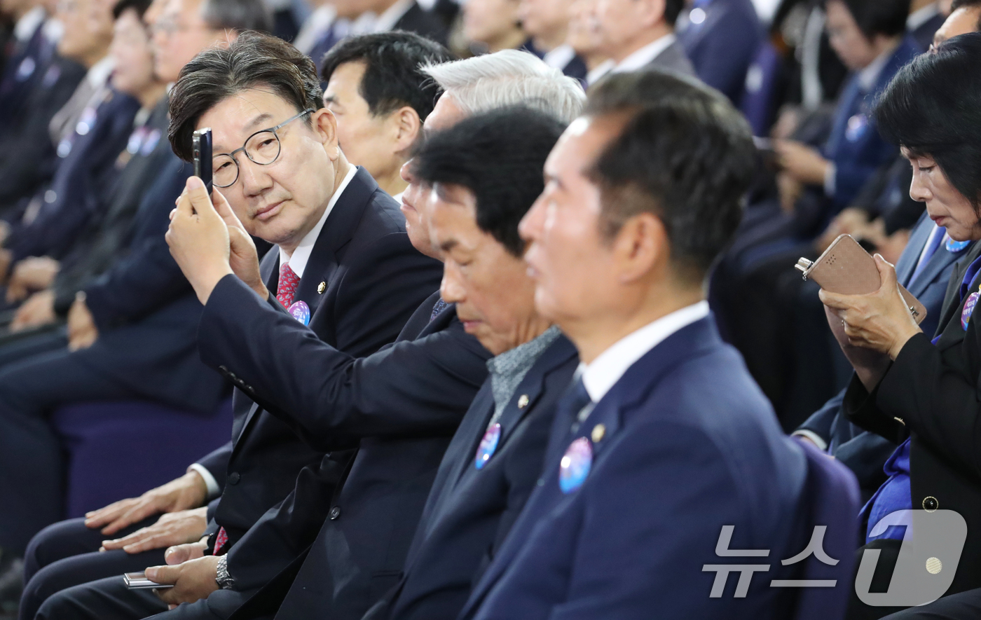 (서울=뉴스1) 국회사진기자단 = 권성동 국민의힘 원내대표 등 참석자들이 4일 오전 서울 여의도 국회에서 제21대 이재명 대통령의 취임사를 듣고 있다. 2025.6.4/뉴스1202 …