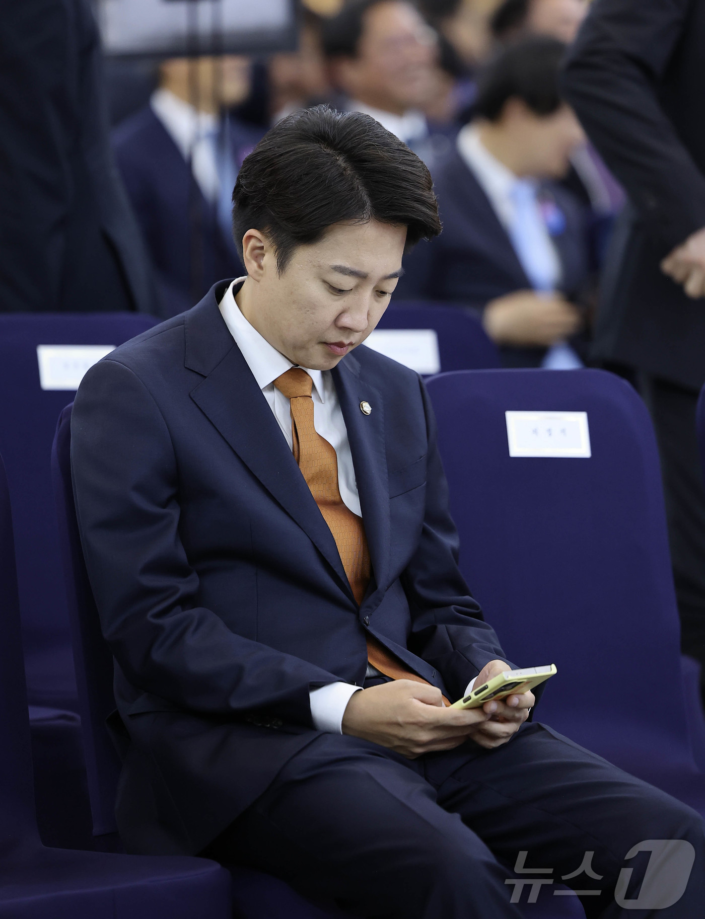 (서울=뉴스1) 국회사진기자단 = 이준석 개혁신당 의원이 4일 오전 국회 본청 로텐더홀에서 열린 이재명 제21대 대통령 취임 선서에 참석해 휴대폰을 살펴보고 있다. 2025.6.4 …